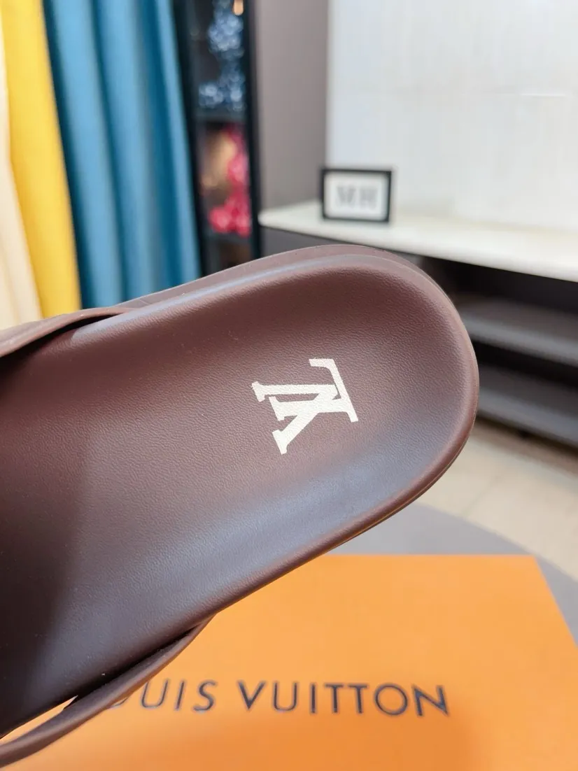 Men's shoes 💰360🌹🌹 (lv-Louis Vuitton) new men's sandals, high-end boutique, exquisite embossed logo decoration on the upper, fine workmanship, super soft soles, casual, loose and comfortable, a must-have in summer! \nsize：38-44